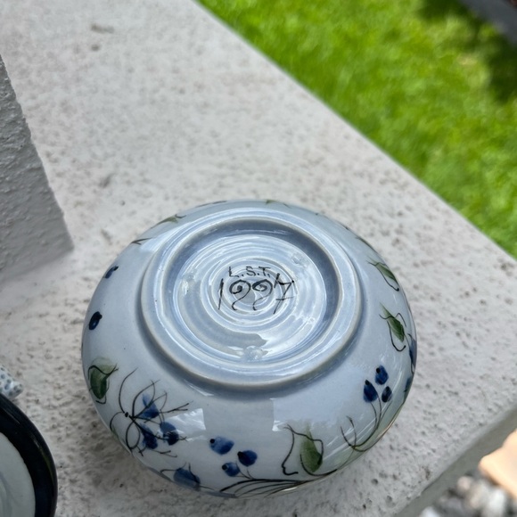 Hand Painted Blue Floral Ceramic Jam Jar with Strawberry Lid – Vintage 1997 - Picture 13 of 15